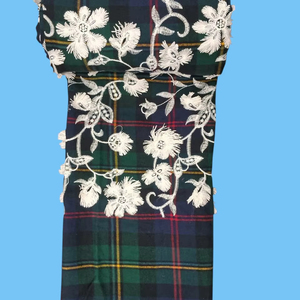 Tissu brodé en coton 3D de luxe de haute qualité – Dentelle florale blanche sur fond écossais vert foncé pour robes et kurtis - Product Image 1