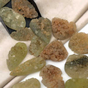 พลอยเพรนไนต์ดรูซี่ทรงหลังเบี้ย ทำด้วยมือ สีเขียว หินหลวม ขัดเงา จำหน่ายจำนวนมาก สำหรับทำเครื่องประดับ - Product Image 3