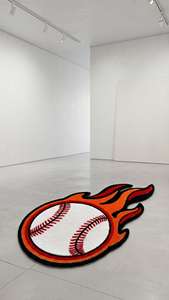 Alfombra de área única con diseño de béisbol, hecha a mano, con temática deportiva, en colores naranja, rojo y blanco, para decoración de sala de estar y dormitorio. - Product Image 4