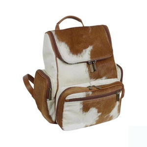 Mochila de Lona Crema Personalizada con Estampado en Relieve y Detalles en Cuero Genuino Marrón, Diseño Minimalista para Uso Diario, 80g - Product Image 2