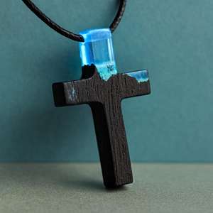 Collier pendentif pendule en bois et résine spirituel, fait main par un artisan - Product Image 6