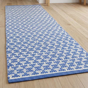 Alfombra de algodón de tejido plano con diseño de diamantes marroquíes azules para pasillo, cocina, hogar costero y escandinavo - Product Image 1