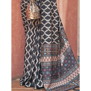 Deslumbrante Negro Digital Impreso Crepe Tradicional Saree Con Blusa - Product Image 2