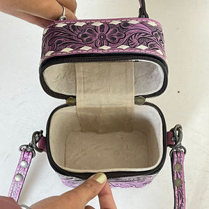 กระเป๋าเครื่องสำอางหนังวัวแท้สีชมพูสไตล์ตะวันตก งานแฮนด์เมดคุณภาพพรีเมียม พร้อมหูหิ้วและสายสะพายไหล่ สำหรับจัดเก็บอุปกรณ์แต่งหน้าสำหรับการเดินทาง - Product Image 6