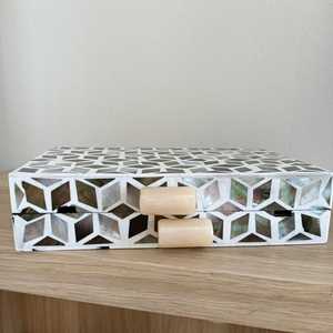 Pochette de soirée de luxe artisanale en nacre incrustée, avec un design élégant et distinctif - Product Image 6