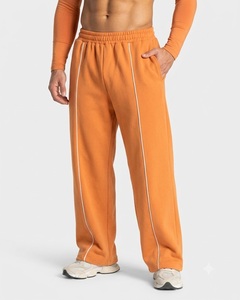 Ensemble de survêtement personnalisé pour homme, orange, coupe oversize, avec détails contrastants, en molleton de coton de qualité supérieure, comprenant un sweat à capuche et un pantalon de survêtement à jambes larges - Product Image 6