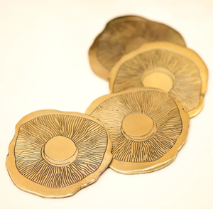 Ensemble de sous-verres décoratifs en laiton en forme de feuille de cattail, avec gravures de veines fines et finition métallique, disponible à prix de gros. - Product Image 6