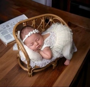 Lit de jour en bambou personnalisable avec rembourrage en coton, durable et confortable, style traditionnel, idéal comme accessoire de photographie pour bébés. - Product Image 3
