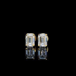 Boucles d'oreilles solitaires en diamant de laboratoire de 1 carat chacun, taille émeraude, couleur EF, en argent 925 pour femmes et filles - Product Image 2
