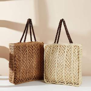 Profitez du soleil avec ce sac en tissu naturel exquis doté d'une poignée unique en perles de bois pour un style estival sans effort. - Product Image 4