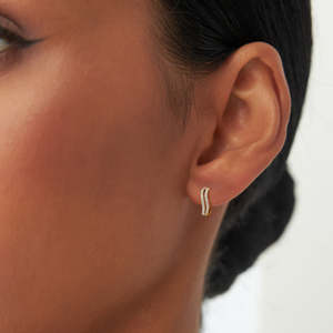 Hermosos pendientes de aro tipo huggie de plata de ley chapada en oro de 14k con moissanita y pavé de oro de 14k, diseño de onda, minimalistas para mujer. - Product Image 5