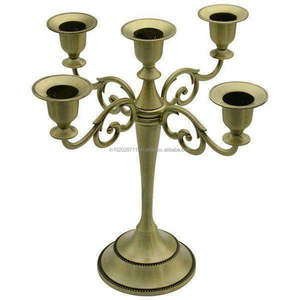 Candélabre en métal peint en blanc pour décoration de mariage shabby chic avec un design d'ambiance romantique aux chandelles - Product Image 1