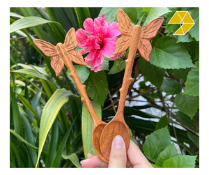 ช้อนไม้สักแดงลายดอกผีเสื้อ ช้อนน้ำผึ้งรูปใบผีเสื้อน่ารัก ราคาถูก ช้อนทำจากไม้มะกอก ทำด้วยมือ สำหรับทำอาหาร - Product Image 1