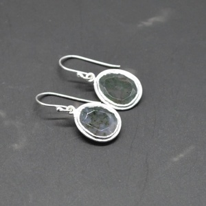Boucles d'oreilles en argent sterling avec agate mousse, fabriquées à la main avec soin, mettant en valeur la beauté naturelle de la pierre précieuse verte, design intemporel - Product Image 4