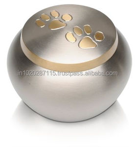 Urnes artisanales en métal de qualité supérieure de style antique pour animaux de compagnie pour les cendres de chien et de chat avec des détails commémoratifs complexes - Product Image 4