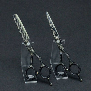 Ciseaux de barbier professionnels en acier inoxydable japonais avec lame tranchante, design pliable et logo personnalisé pour usage en salon - Marque privée - Product Image 5