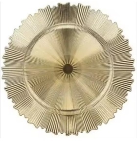 Plato de Presentación Dorado Hecho a Mano con Acabado Martillado Artesanal y Borde Festoneado para Bodas y Eventos - Product Image 3
