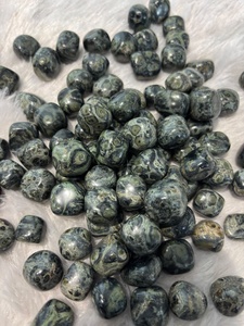 Pierre de hématite verte polie aux tons forestiers riches, marques rouges distinctives, finition lisse pour collections minérales et décoration - Product Image 3
