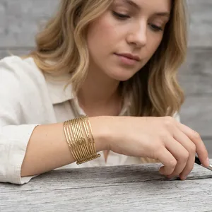 Bracelet manchette ouvert en laiton plaqué or, style minimaliste et tendance, pour femme, inspiré de l'Inde, ajustable, idéal pour les soirées - Product Image 2