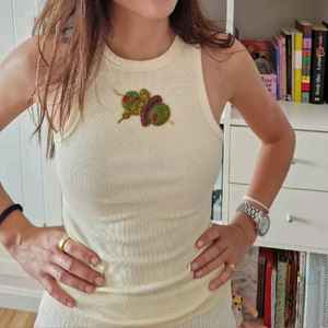 Camiseta sin mangas de jersey de algodón blanco con diseño único y parche de pez con cuentas, chaleco sin mangas para mujer, ropa informal de verano para vacaciones y playa - Product Image 3