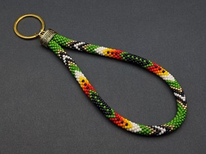 Cadena de muñeca hecha a mano con cuentas de arcoíris y espirales con cierre dorado – Accesorio artesanal colorido para llaves y tarjetas de identificación - Product Image 2