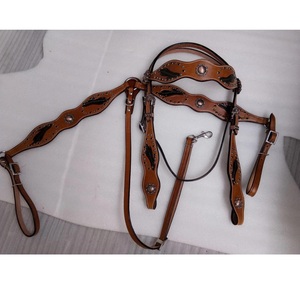 Ensemble de têtière, collier de poitrée et rênes en cuir brun style western pour cheval, avec incrustations de plumes et conchos cloutés, pour le rodéo et le barrel racing - Product Image 2