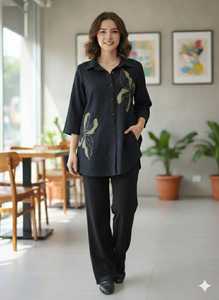 Ensemble chemise et pantalon brodés de fleurs noires pour femmes, haut à col et manches trois quarts, boutons sur le devant, coupe ample, tenue élégante et décontractée - Product Image 6