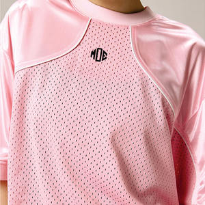 Jersey de Fútbol Americano Rosa Ligero de Malla con MOQ Bajo, Estilo Oversize Urbano, Ropa Personalizada para Equipos de Fútbol, Suministro OEM para Pedidos al por Mayor - Product Image 3