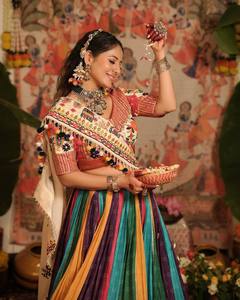 Lehenga Choli de Algodón Muselina Pesado para Navratri con Dupatta, Estampado Digital y Trabajo de Espejos Auténticos, Vestido Tradicional con Trabajo de Espejos para Mujer - Product Image 2