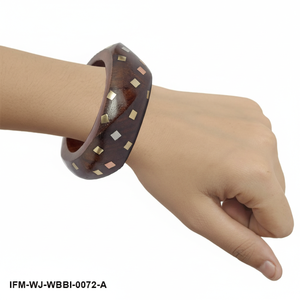 Brazalete Artesanal de Madera Oscura con Incrustaciones Geométricas de Latón Multitono, Brazalete Bohemio Grueso para Mujer - Product Image 4