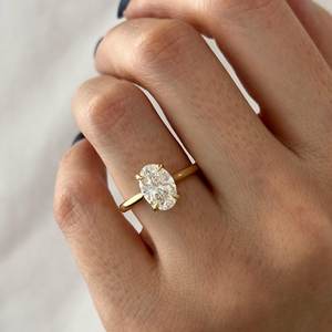 Anillo de Compromiso con Diamantes Cultivados en Laboratorio de 2 Quilates, Corte Ovalado, E VVS2, Diseño de Loto con Halo Oculto, Oro Amarillo de 14k, Certificado IGI - Product Image 5