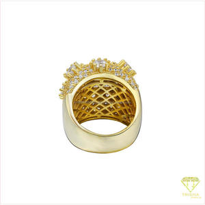 Anillo Geométrico de Plata 925 de Primera Calidad con Diamante Cultivado en Laboratorio y Tono Dorado con Aspecto de Cristal Brillante para Minoristas de Joyería - Product Image 4