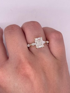 แหวนหมั้นเพชรทรงรัศมีเจียระไนจากห้องปฏิบัติการ เงินแท้ 925 ประดับเพชรทรงมาร์คีส์ด้านข้าง - Product Image 2