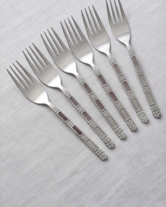 Ensemble de fourchettes élégantes en métal avec poignées décoratives, finition miroir haute brillance, résistantes à la rouille, pour la vaisselle de mariage - Product Image 1
