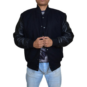 แจ็คเก็ตวาร์ซิตี้ขนสัตว์สั่งผลิตจำนวนมาก รับผลิตแบบ OEM/ODM แจ็คเก็ตฤดูหนาวคุณภาพสูงมีฮู้ดพร้อมโลโก้ด้านหน้าสำหรับทีม สีดำ - Product Image 4