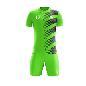 Conjunto de Camiseta de Fútbol Personalizada Verde para Hombre, Cuello en V, Manga Corta, Impresión Frontal Sublimada, Poliéster que Absorbe la Humedad, Nombre del Jugador - Product Image 6
