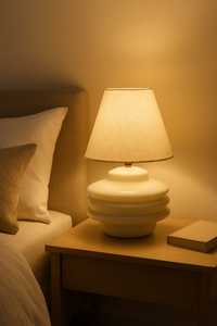 Lampe de table moderne en céramique blanche avec abat-jour en tissu, lumière d'ambiance chaude pour chambre à coucher - Product Image 4