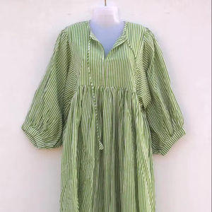 Vestido de Gasa de Algodón a Rayas: Midi con Estampado de Bloques y Escote Profundo - Product Image 1