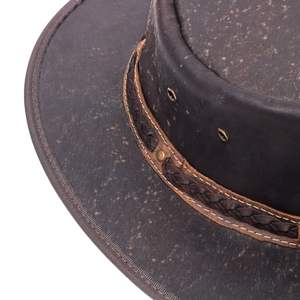 Sombrero de cuero marrón oscuro desgastado estilo Outback con corona plana, banda trenzada y ojales de latón - Product Image 2
