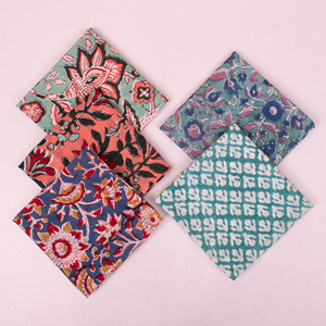 Écharpe carrée en coton imprimée à la main - Couvre-visage multifonctionnel pour femmes pour la randonnée et les voyages en plein air avec motifs floraux - Product Image 1