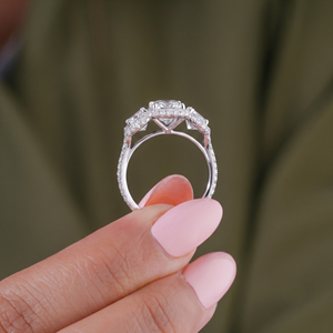 แหวนหมั้นเพชรทรงรี LUMERA FINE JEWELLERY หรูหรา ประดับเพชรเลี้ยงในห้องปฏิบัติการ รับรองโดย IGI ดีไซน์สามเม็ดล้อมเพชร ทองคำแท้ 14K แบบแยกส่วน - Product Image 3