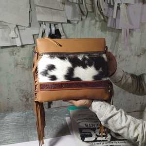Bolso Bandolera Bohemio de Piel Auténtica con Estampado Animal, Borla y Cierre de Cremallera, Correa Única, para Todas las Temporadas, para Mujer - Product Image 1