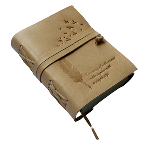 Diario de cuero genuino de búfalo con encuadernación cosida de tapa dura, curtido naturalmente y estuche para bolígrafo a juego. - Product Image 1