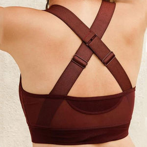Sujetador deportivo con cuello en V color burdeos para mujer, soporte medio, panel de malla sin costuras, top de yoga y fitness - Product Image 3