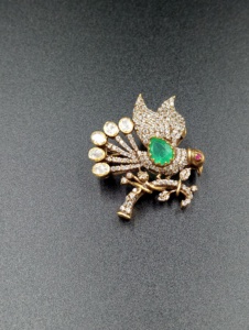 Broche élégante faite à la main en argent plaqué or avec pierre Polki doublette verte en forme d'oiseau, idéale pour un cadeau de mariage ou de fiançailles indien - Product Image 1
