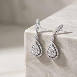 Boucles d'oreilles pendantes plaquées or 14 carats Raamaa avec diamants de laboratoire VS EF en forme de poire, double halo, goutte d'eau - Product Image 1