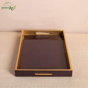 Plateau de service artisanal en bambou laqué, écologique, durable et adapté aux aliments, avec finition dorée - Product Image 4