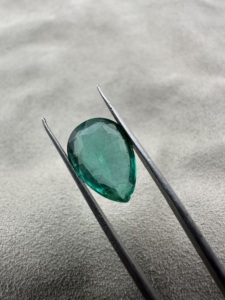 Émeraude naturelle zambienne de 4,70 carats, taille poire, pierre précieuse verte intense, taille bague - Product Image 6