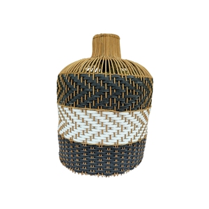 Un pantalla de lámpara diseñada con la forma de una trampa de pescado tradicional, hecha de ratán y cuerdas de plástico ecológicas. - Product Image 1