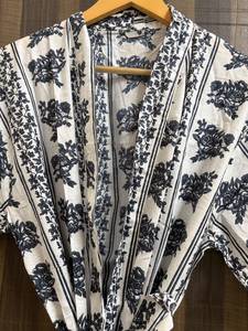 Bata Kimono para Mujer con Estampado Floral, Hecha a Mano, 100% Algodón Transpirable, Cuello en V, Cierre con Cordón, Largo hasta el Tobillo - Product Image 2